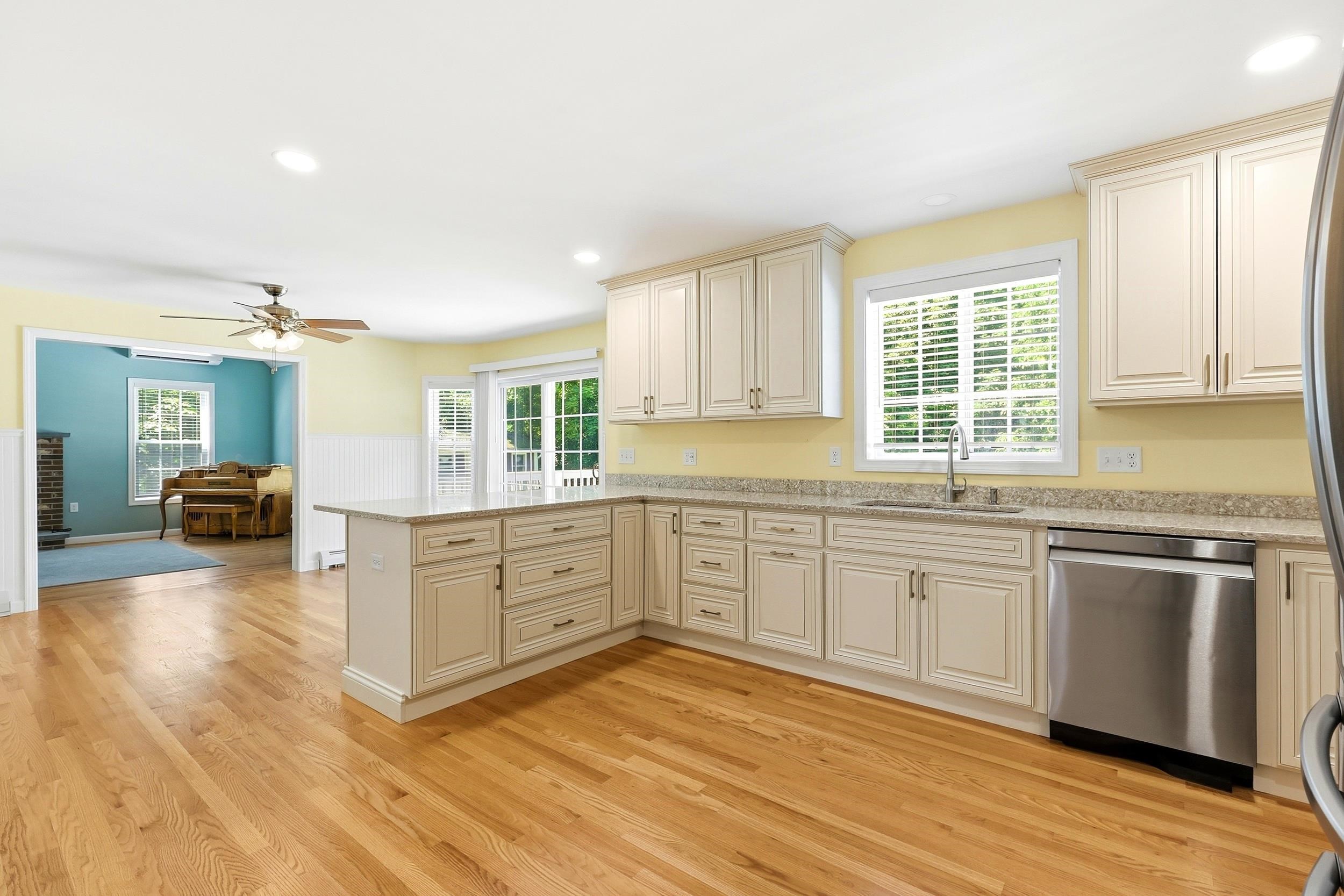 694 Walnut Street Manchester, NH 03104 - Photo 9 of 36
