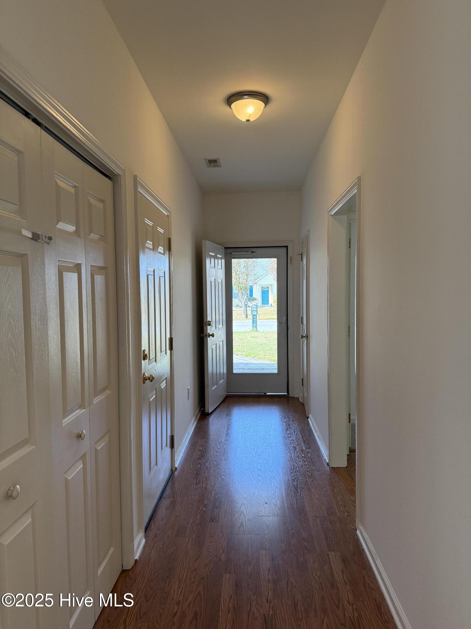 232 Rutledge Avenue Beaufort, NC 28516 - Photo 3 of 18 Entry way