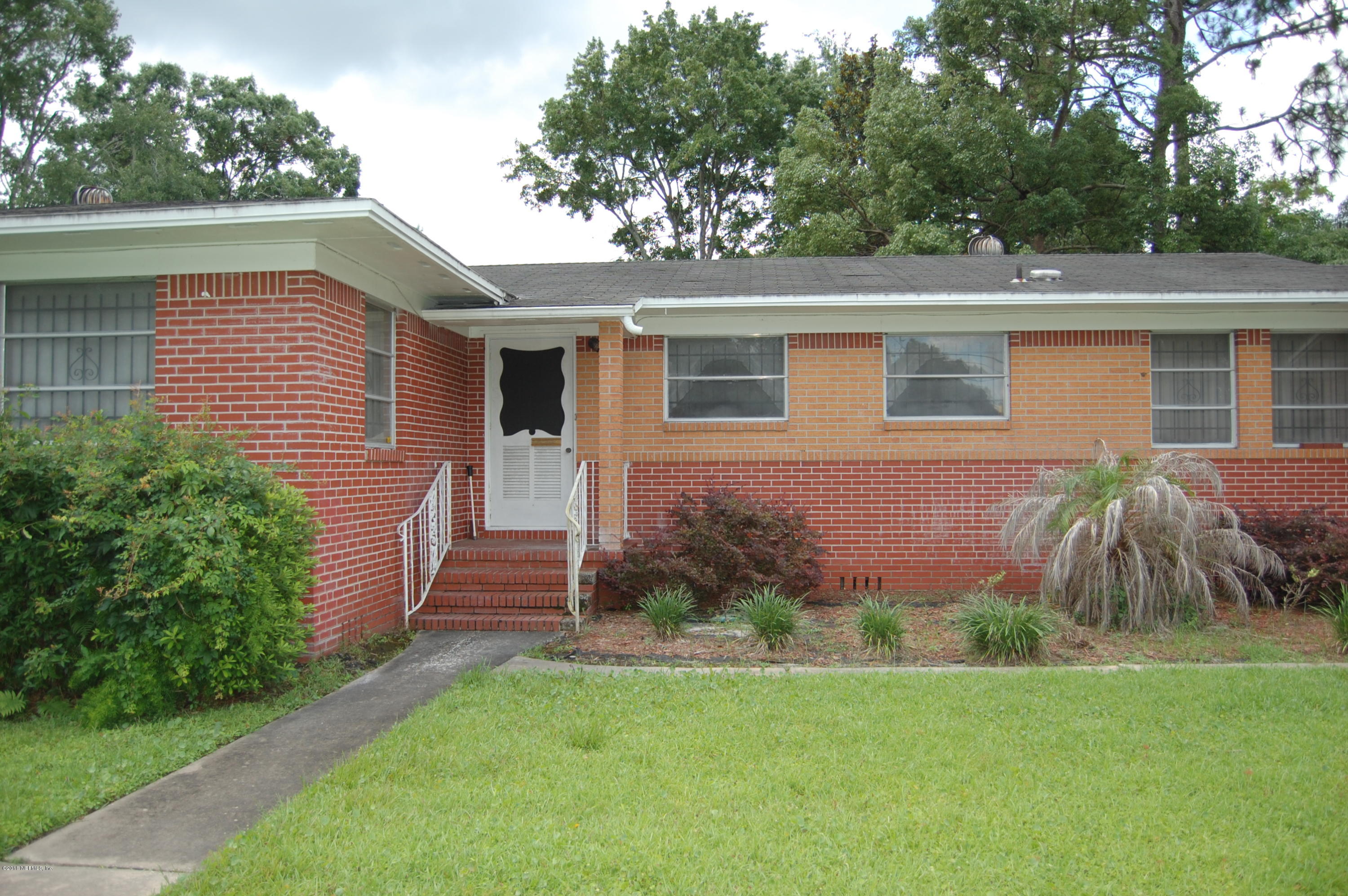 5246 Clarendon Road Jacksonville, FL 32205 - Photo 3 of 12 Front