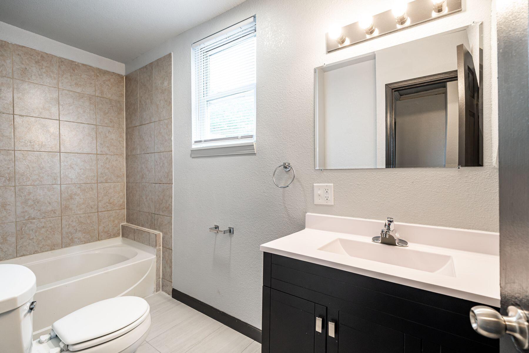 547 North 25th Street Milwaukee, WI 53233 - Photo 14 of 27 Updated Bath Upstairs