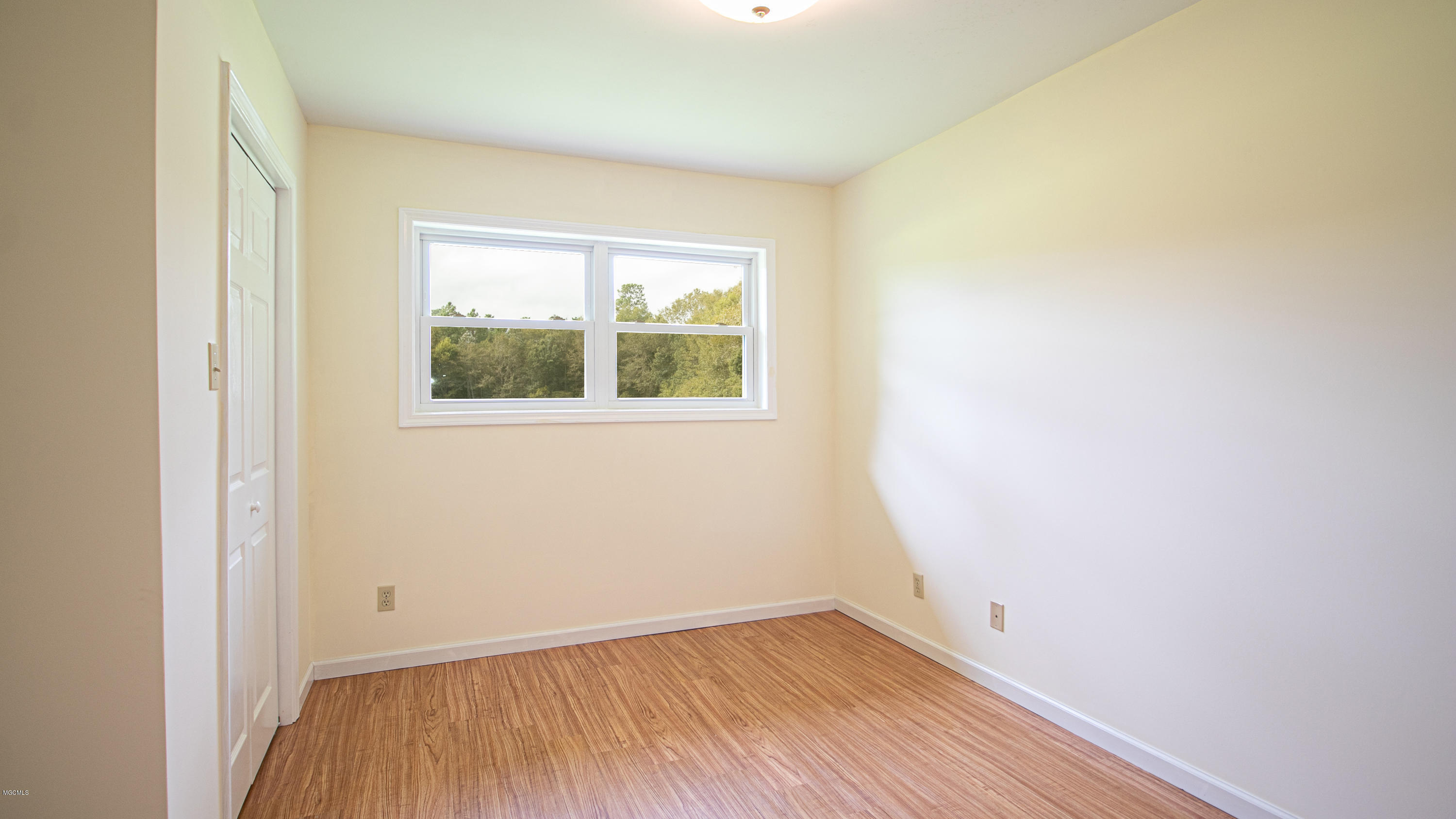 11136 Dauro Road Gulfport, MS 39503 - Photo 20 of 27 Guest Bedroom 1