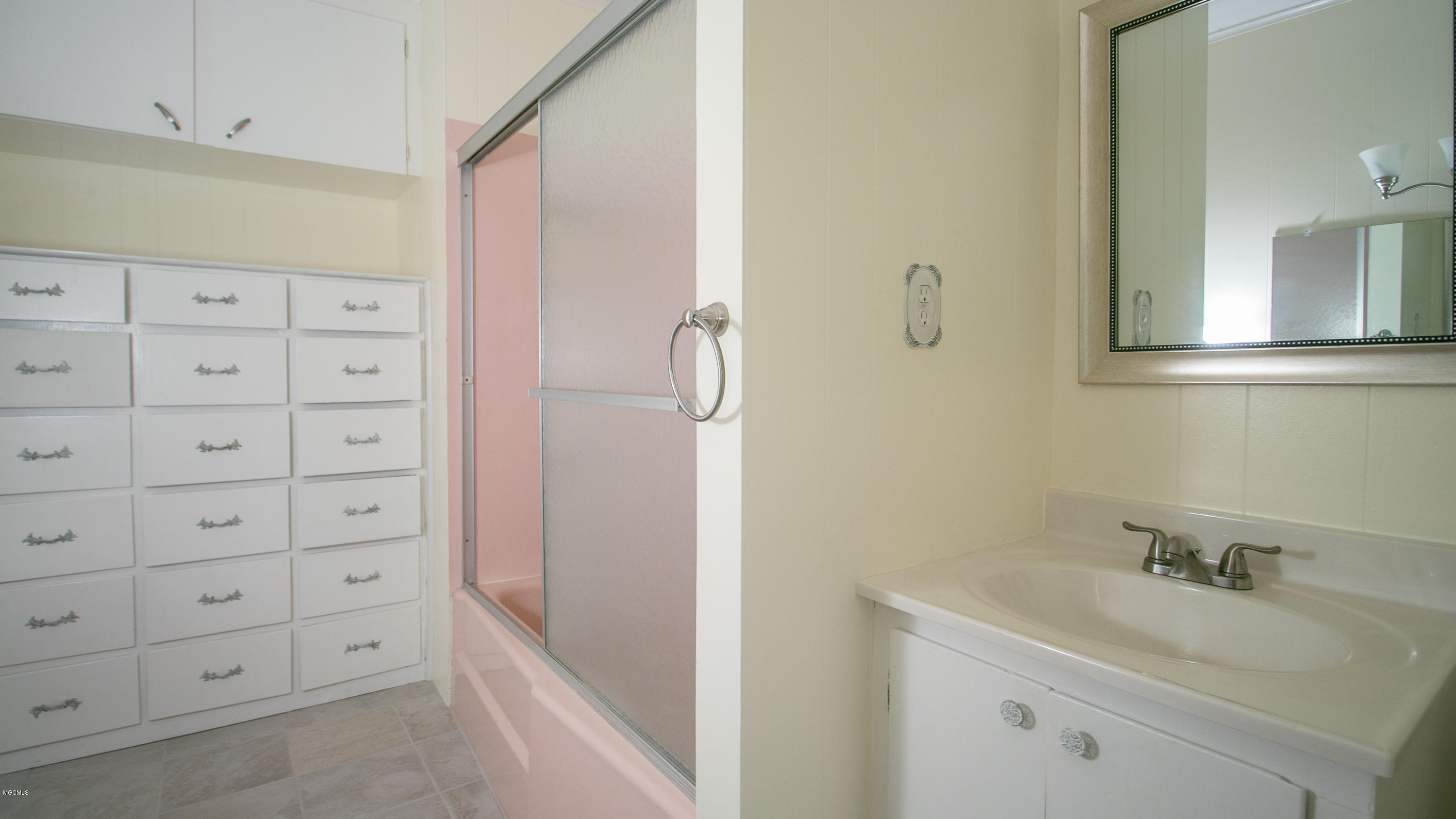 11136 Dauro Road Gulfport, MS 39503 - Photo 25 of 27 Guest Bath 3