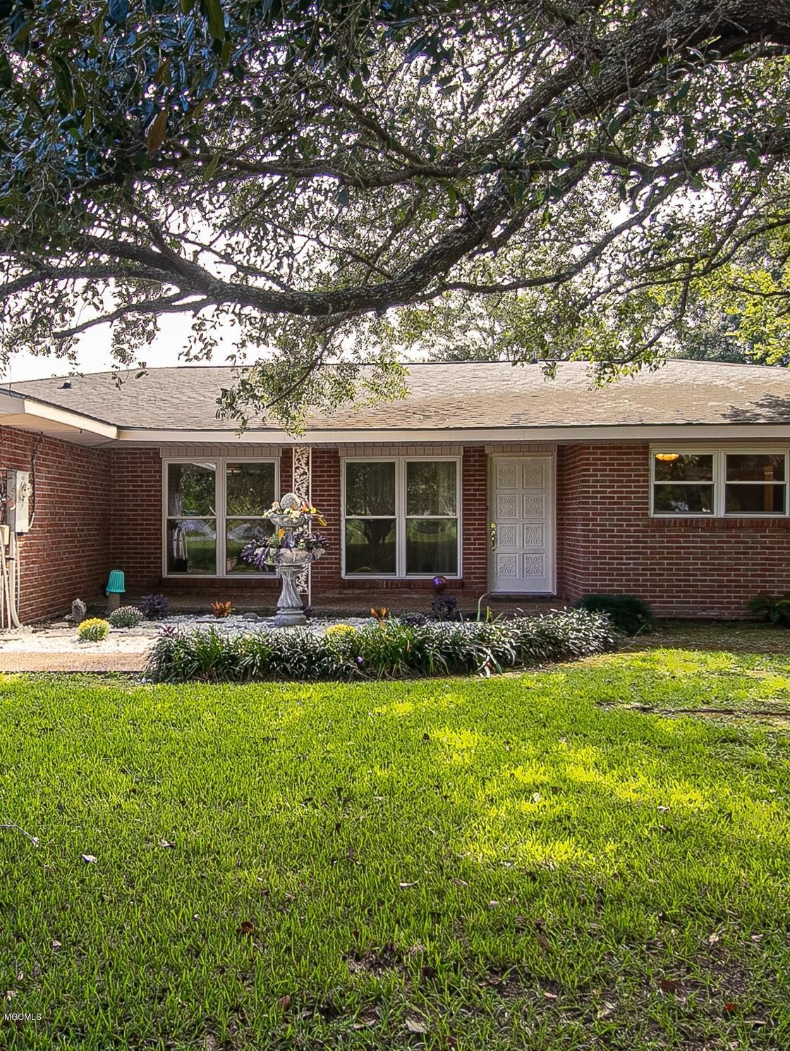 11136 Dauro Road Gulfport, MS 39503 - Photo 6 of 27 Front Garden