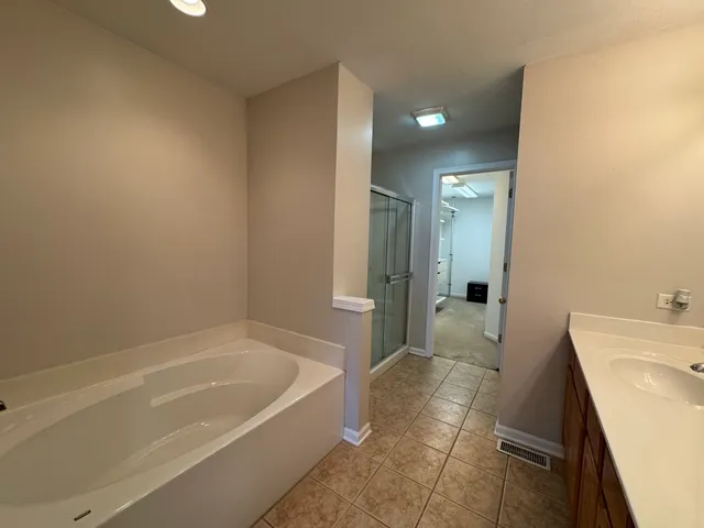 $2,800 | 3029 Peachtree Circle, Aurora, IL 60502