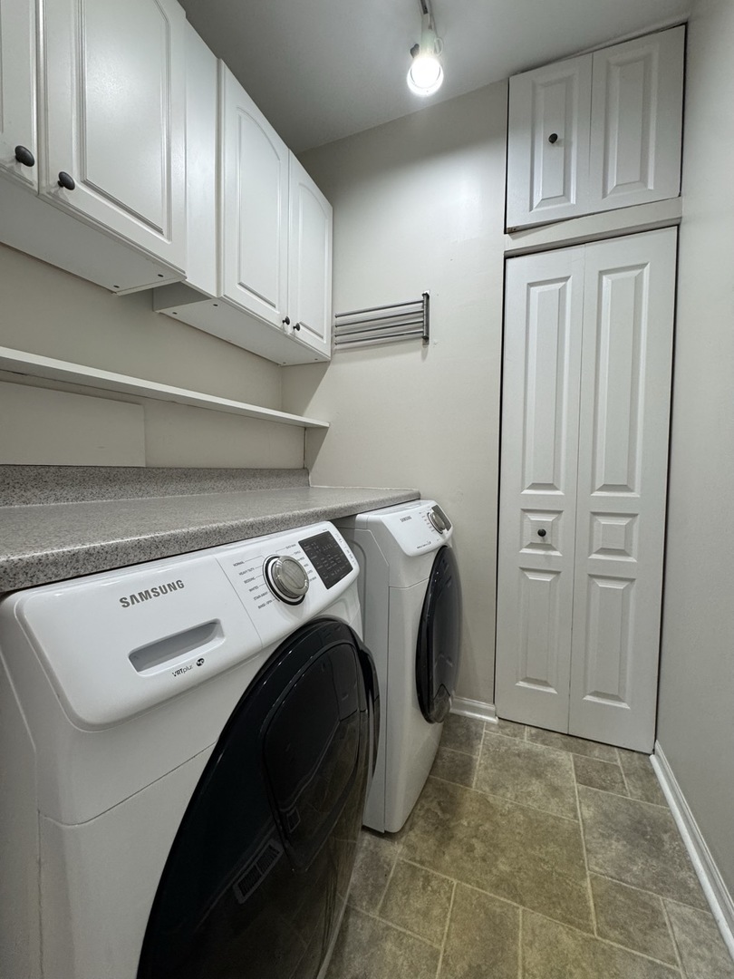 3029 Peachtree Circle Aurora, IL 60502 - Photo 17 of 19 a utility room with dryer and washer