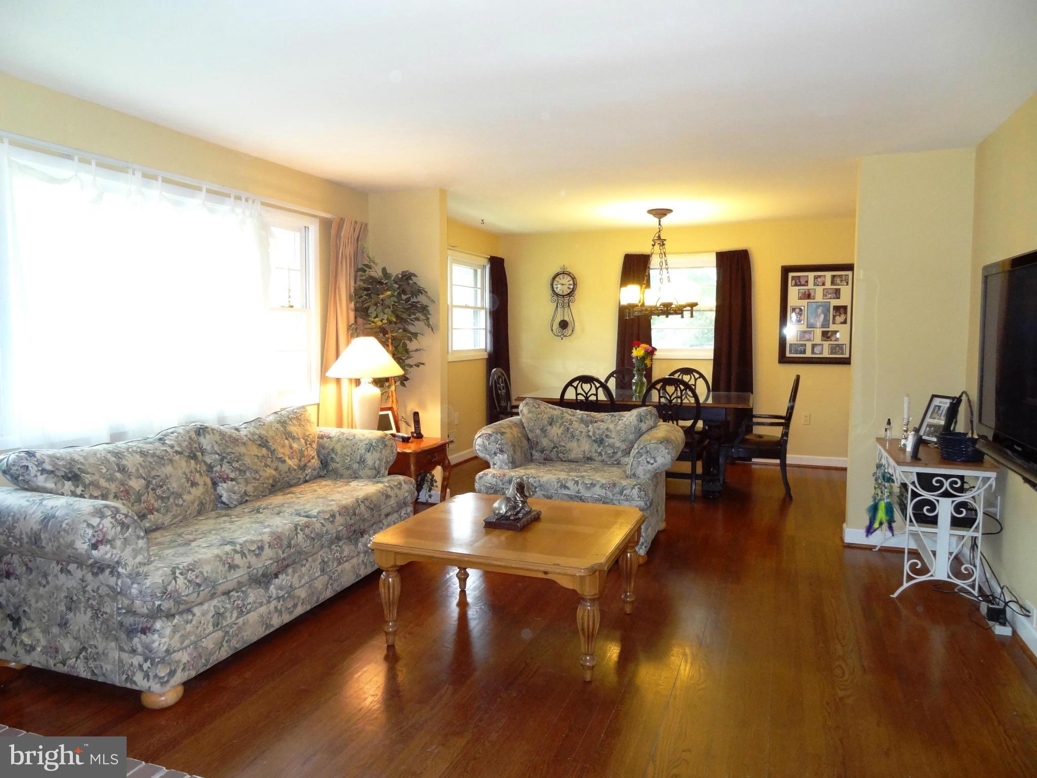 402 Moorefield Road Southwest Vienna, VA 22180 - Photo 2 of 25 Living Room