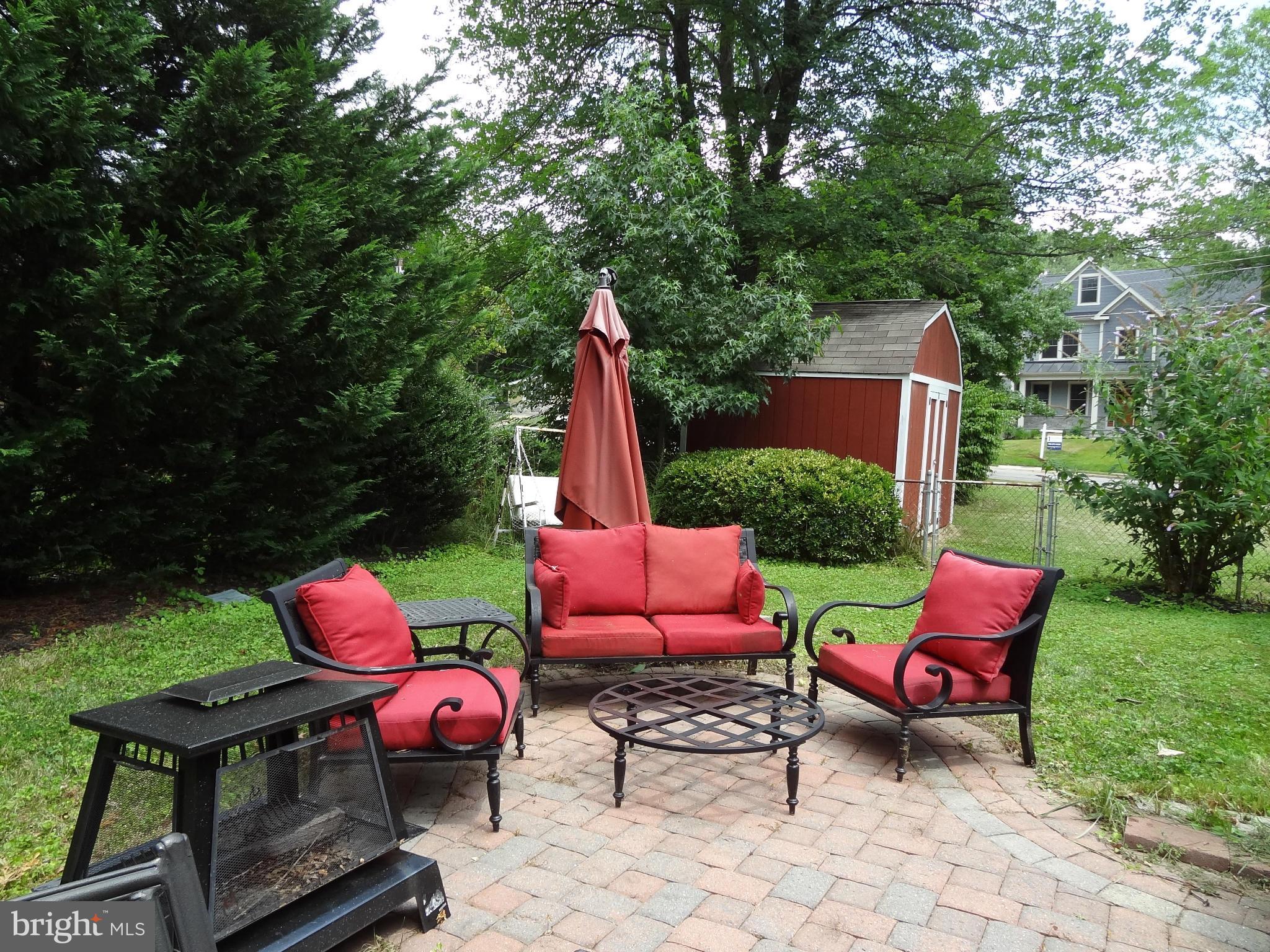 402 Moorefield Road Southwest Vienna, VA 22180 - Photo 11 of 25 Patio & Backyard