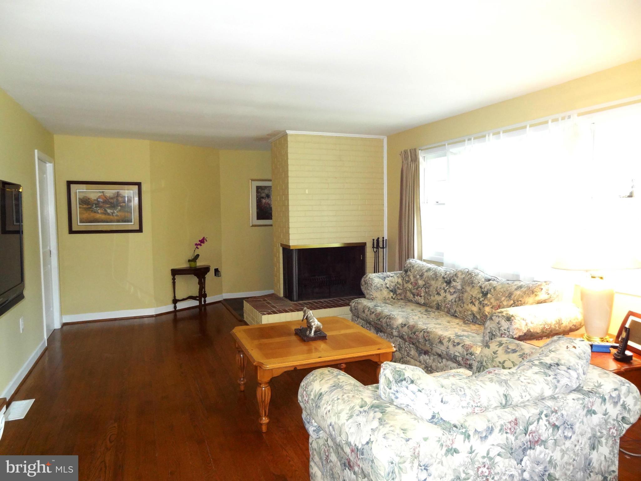 402 Moorefield Road Southwest Vienna, VA 22180 - Photo 3 of 25 Living Room