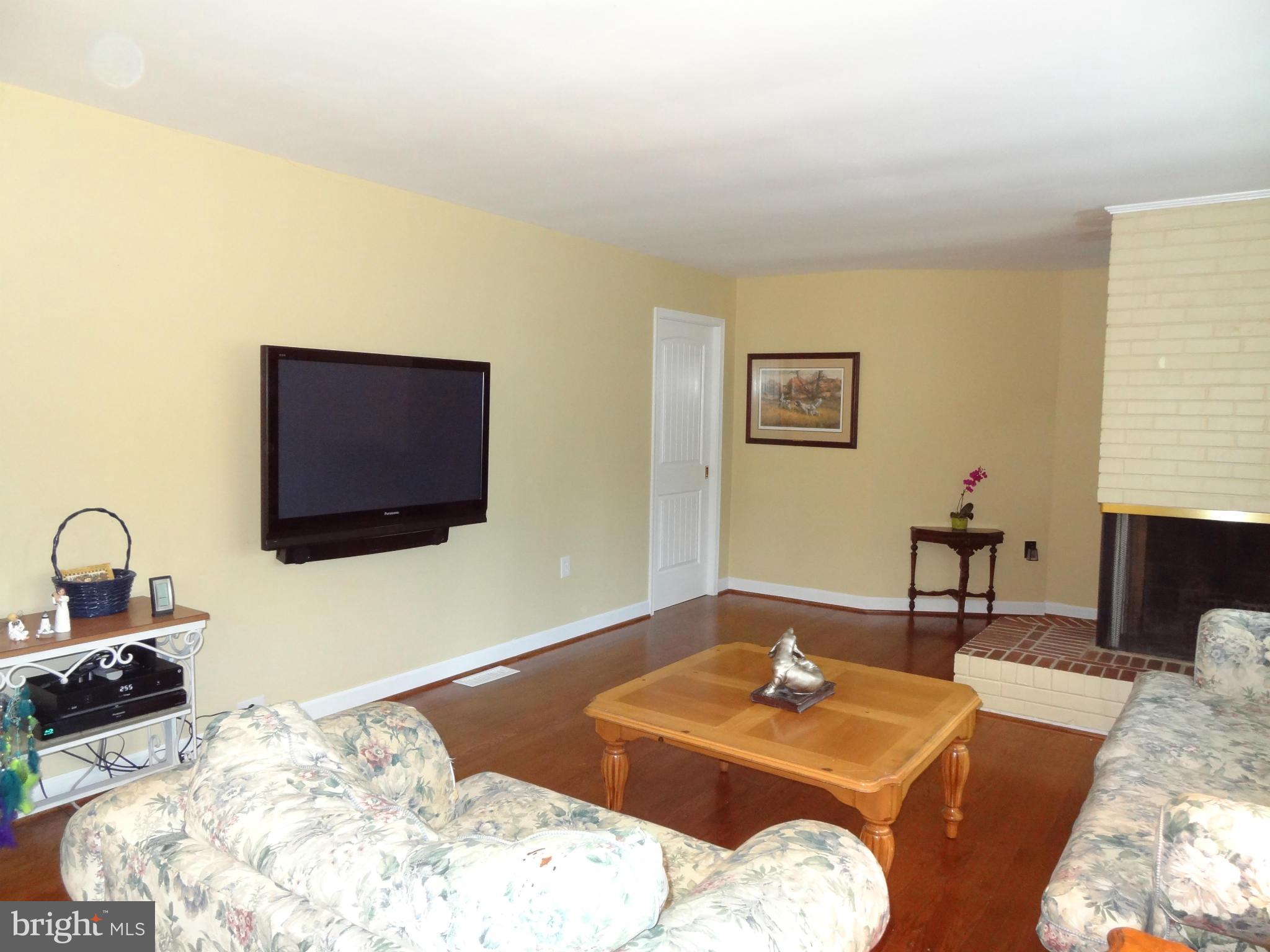 402 Moorefield Road Southwest Vienna, VA 22180 - Photo 4 of 25 Living Room