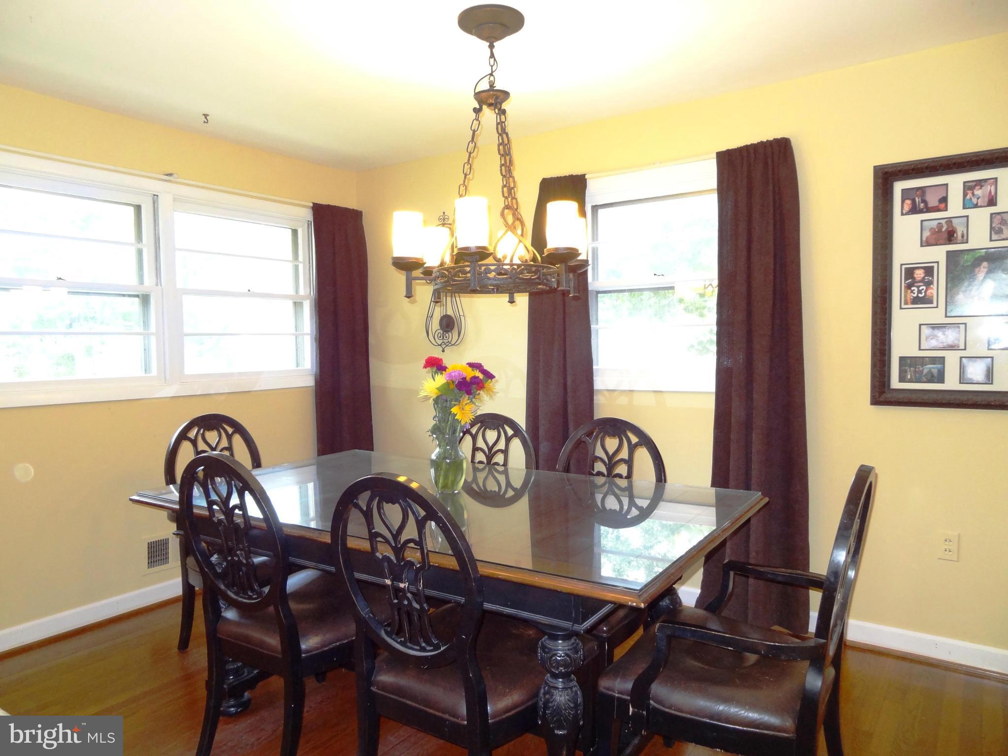 402 Moorefield Road Southwest Vienna, VA 22180 - Photo 5 of 25 Dining Room