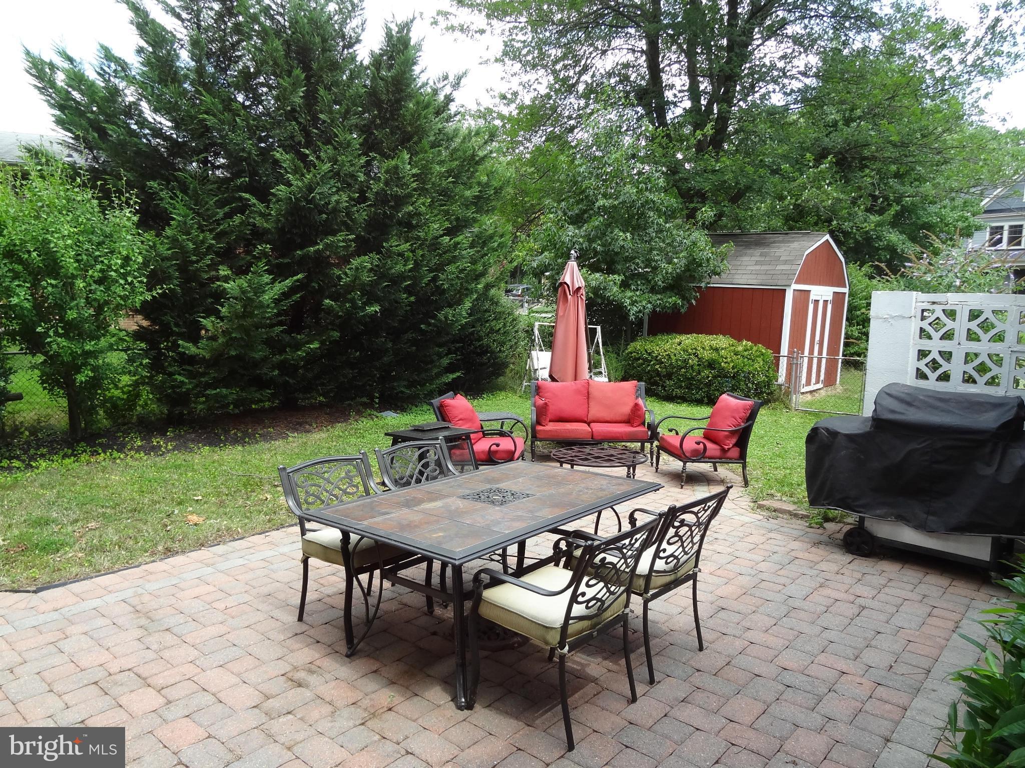 402 Moorefield Road Southwest Vienna, VA 22180 - Photo 9 of 25 Patio & Backyard