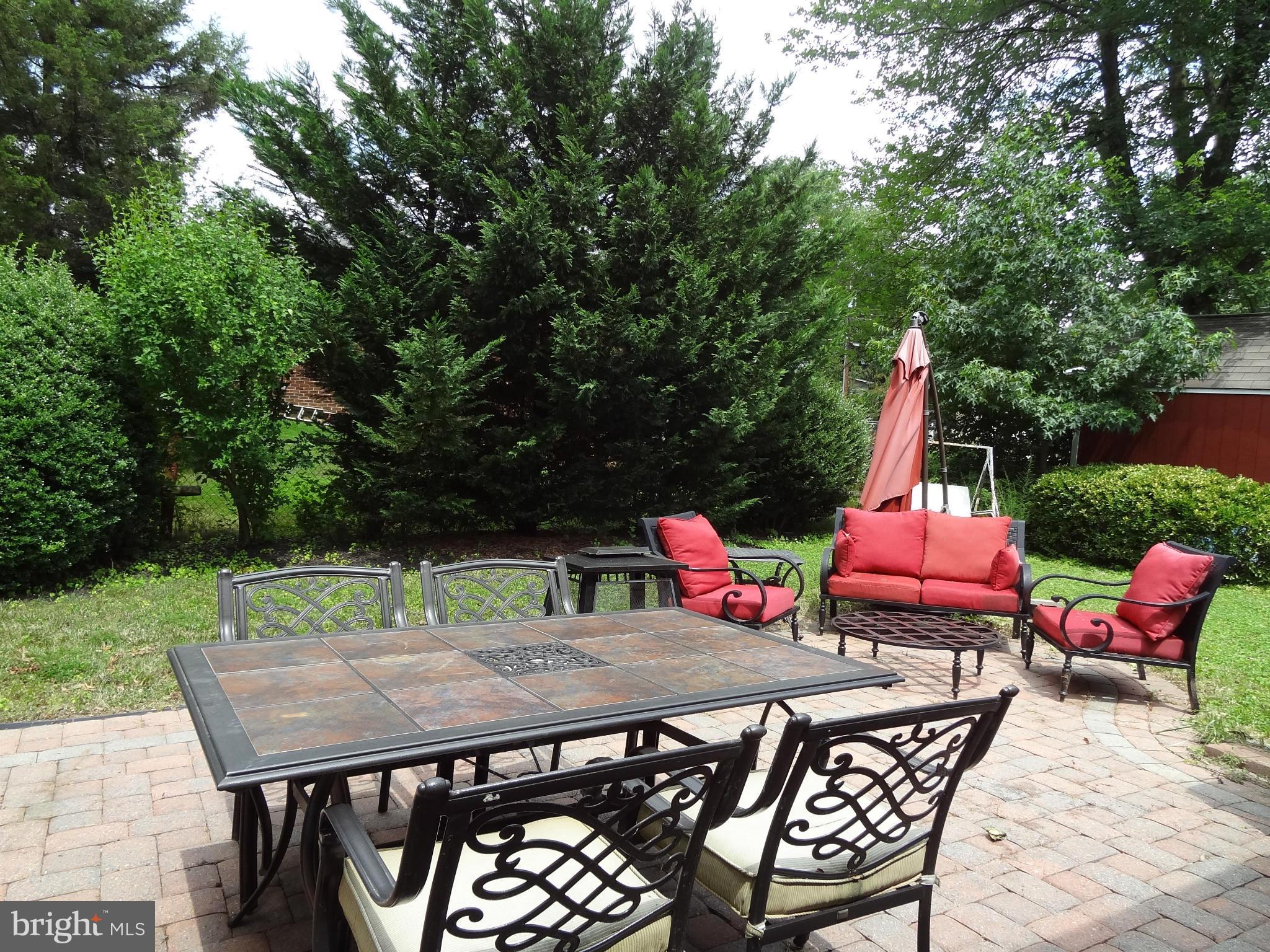 402 Moorefield Road Southwest Vienna, VA 22180 - Photo 10 of 25 Patio & Backyard
