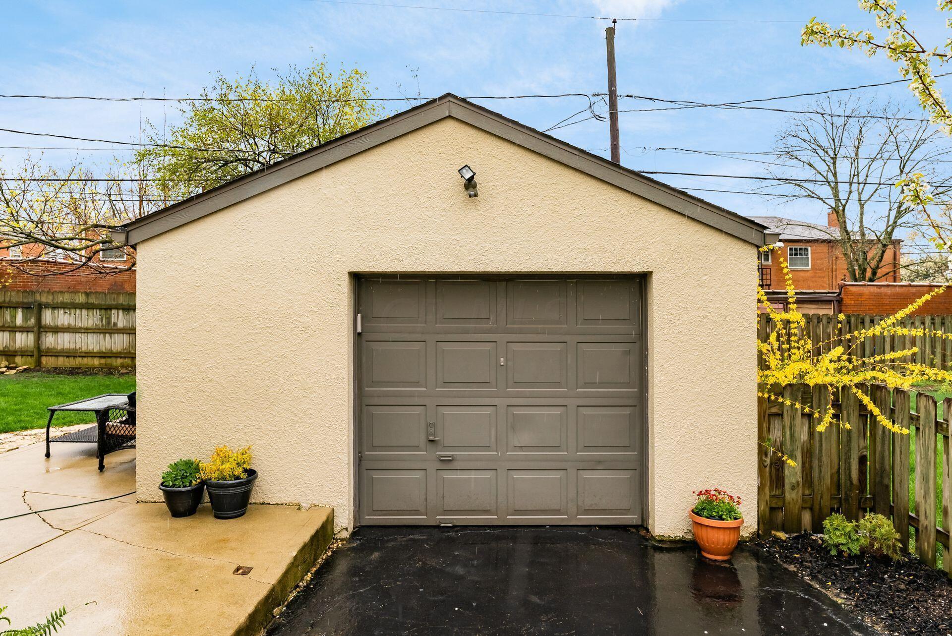 2111 Inchcliff Road Columbus, OH 43221 - Photo 34 of 42 Garage