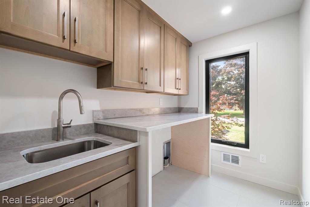 1683 Mark Hopkins Road Bloomfield Hills, MI 48302 - Photo 33 of 44