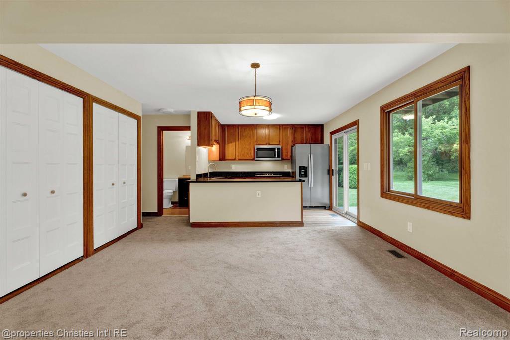 2411 Rochelle Park Drive Rochester Hills, MI 48309 - Photo 10 of 41