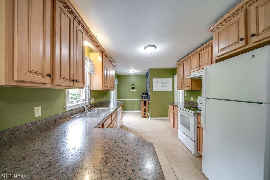 1412 Ford Road Lyndhurst, OH 44124 - Photo 11 of 30 Large kitchen with eat in kitchen