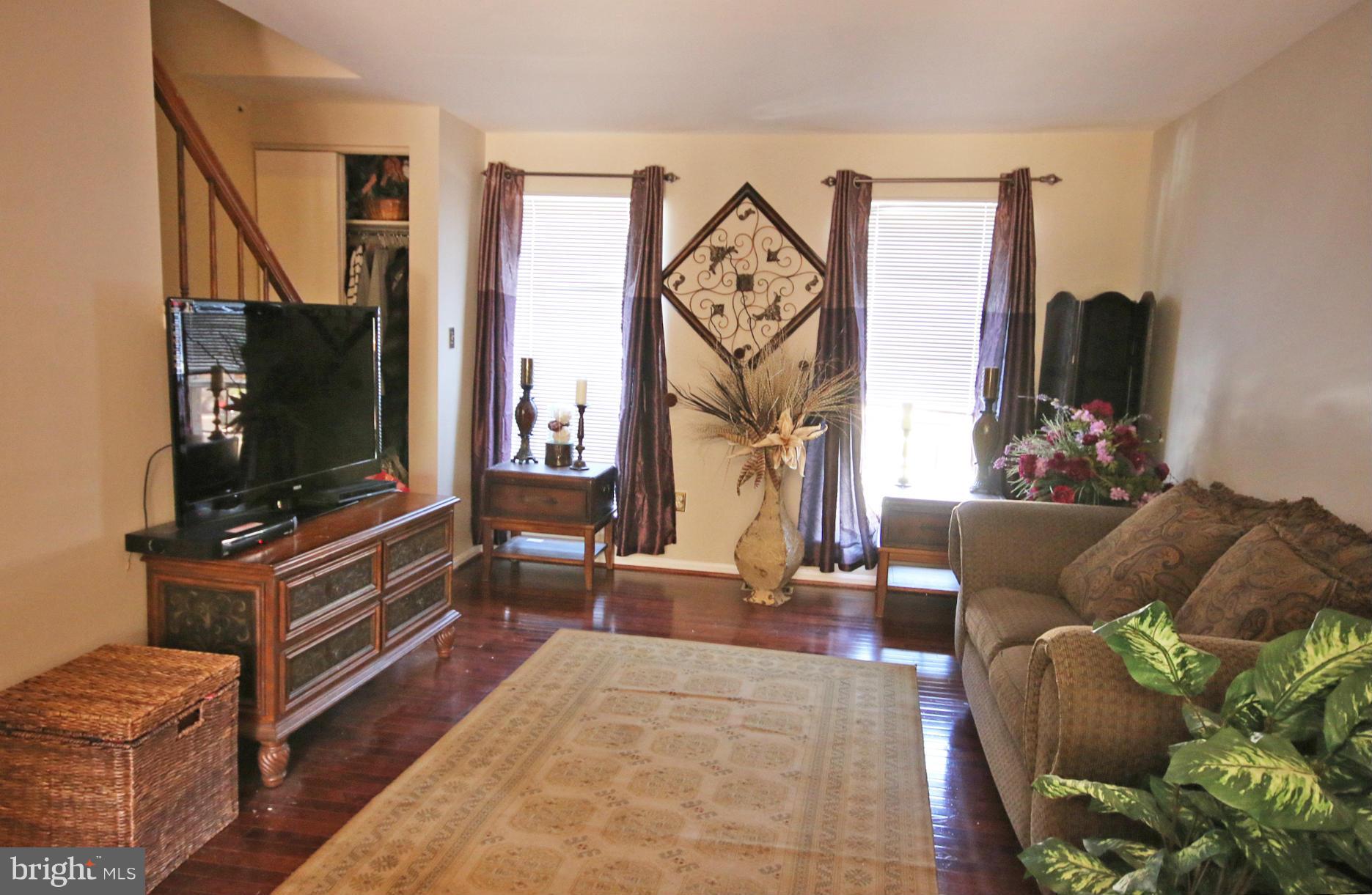 505 Pickwick Village Way Silver Spring, MD 20901 - Photo 2 of 15 Living Room