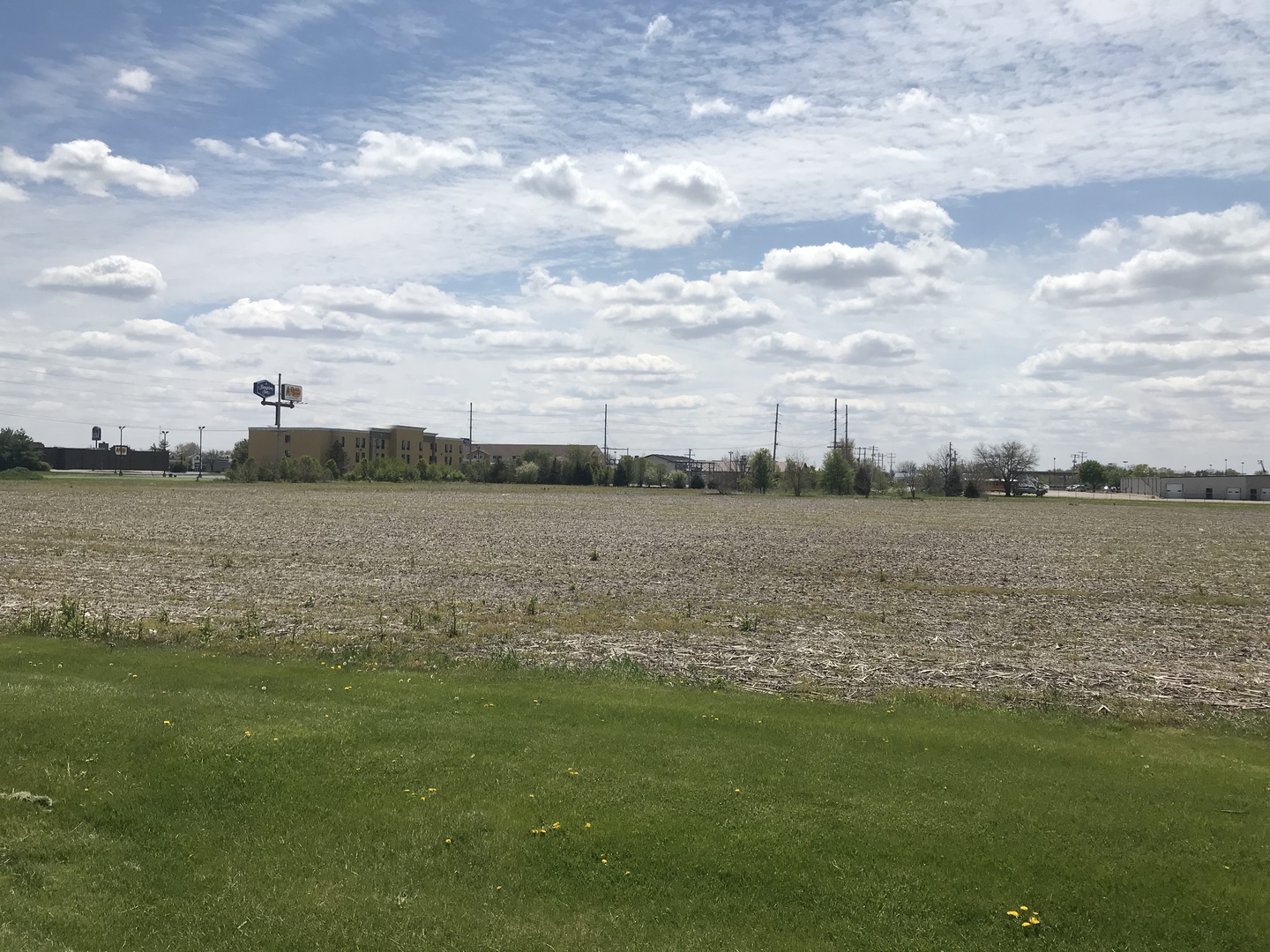 2000 North 31st Road Ottawa, IL 61350 - Photo 6 of 9 a view of a lake from a yard