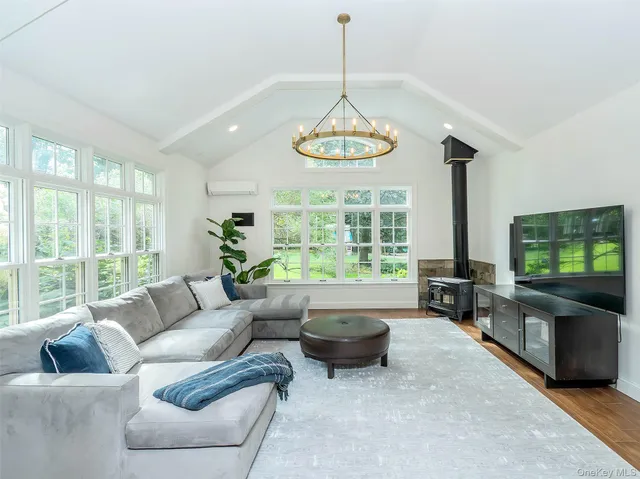 $2,785,000 | 184 Circle Drive, Manhasset, NY 11030