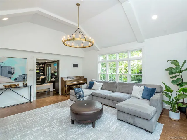 $2,785,000 | 184 Circle Drive, Manhasset, NY 11030