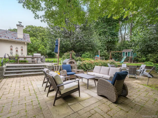 $2,785,000 | 184 Circle Drive, Manhasset, NY 11030