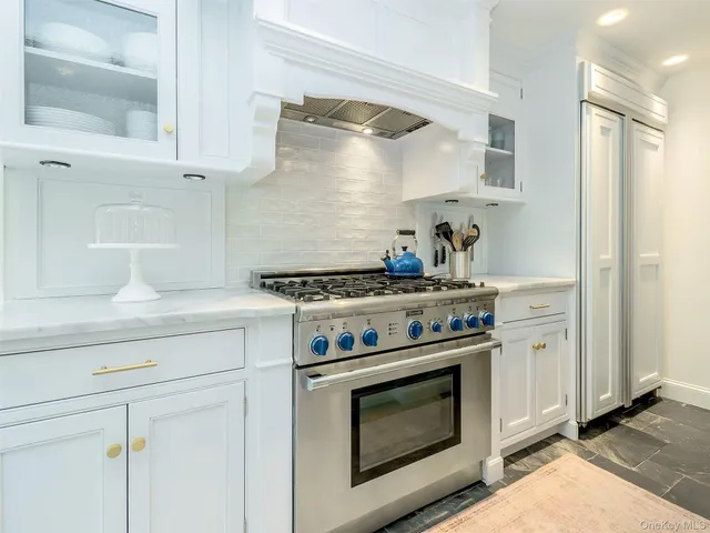 $2,785,000 | 184 Circle Drive, Manhasset, NY 11030