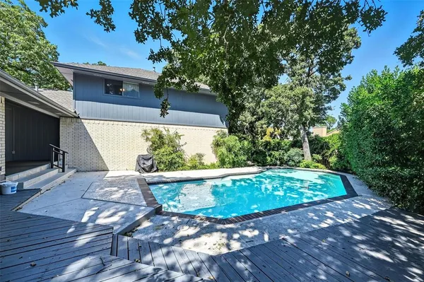 a view of a backyard with wooden floor