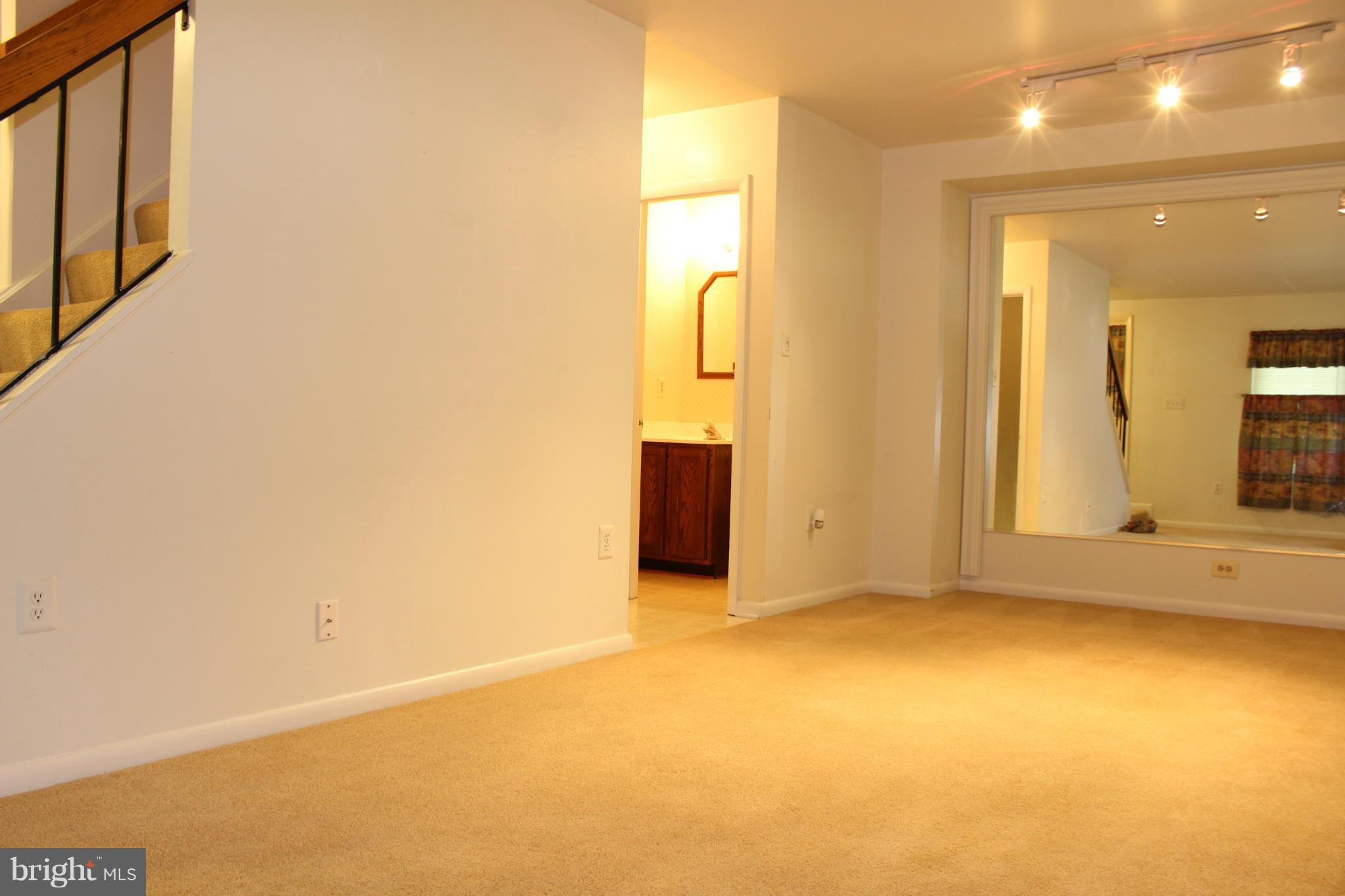 2221 Gunsmith Square Reston, VA 20191 - Photo 11 of 29 Living Room