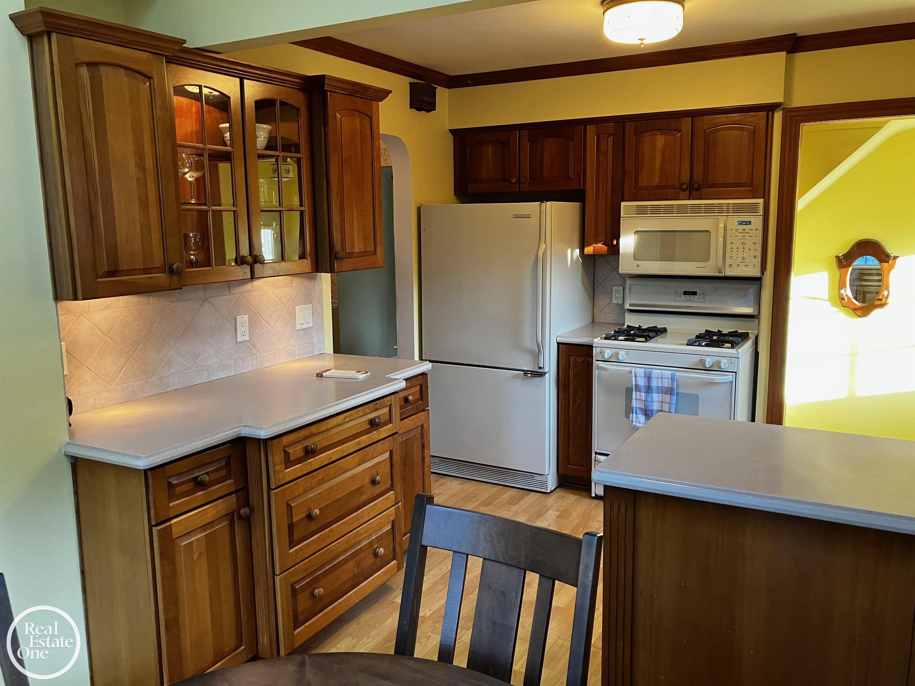 735 Hampton Road Grosse Pointe Woods, MI 48236 - Photo 9 of 27