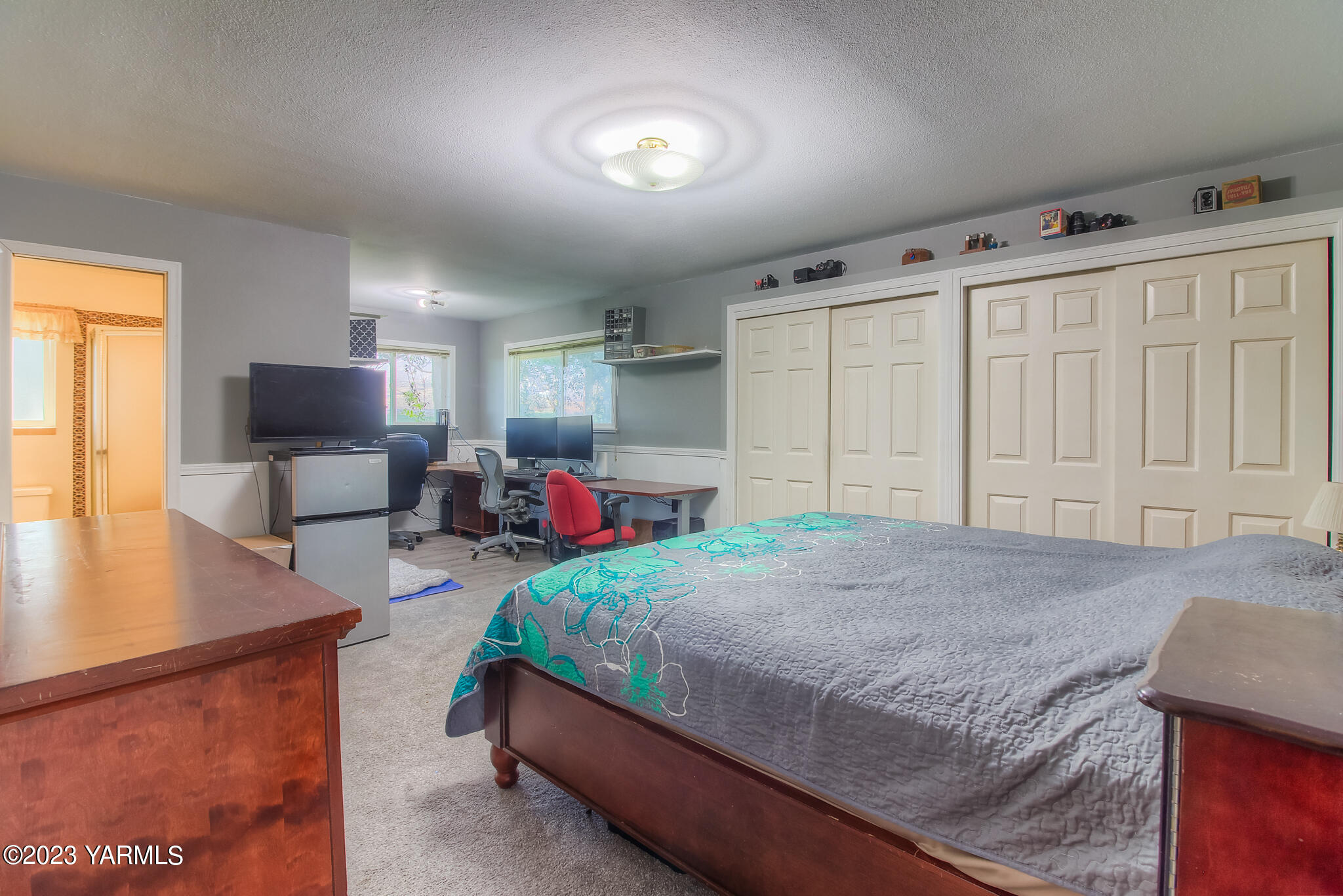 15451 Summitview Road Cowiche, WA 98923 - Photo 8 of 22 a living room with furniture and a flat screen tv