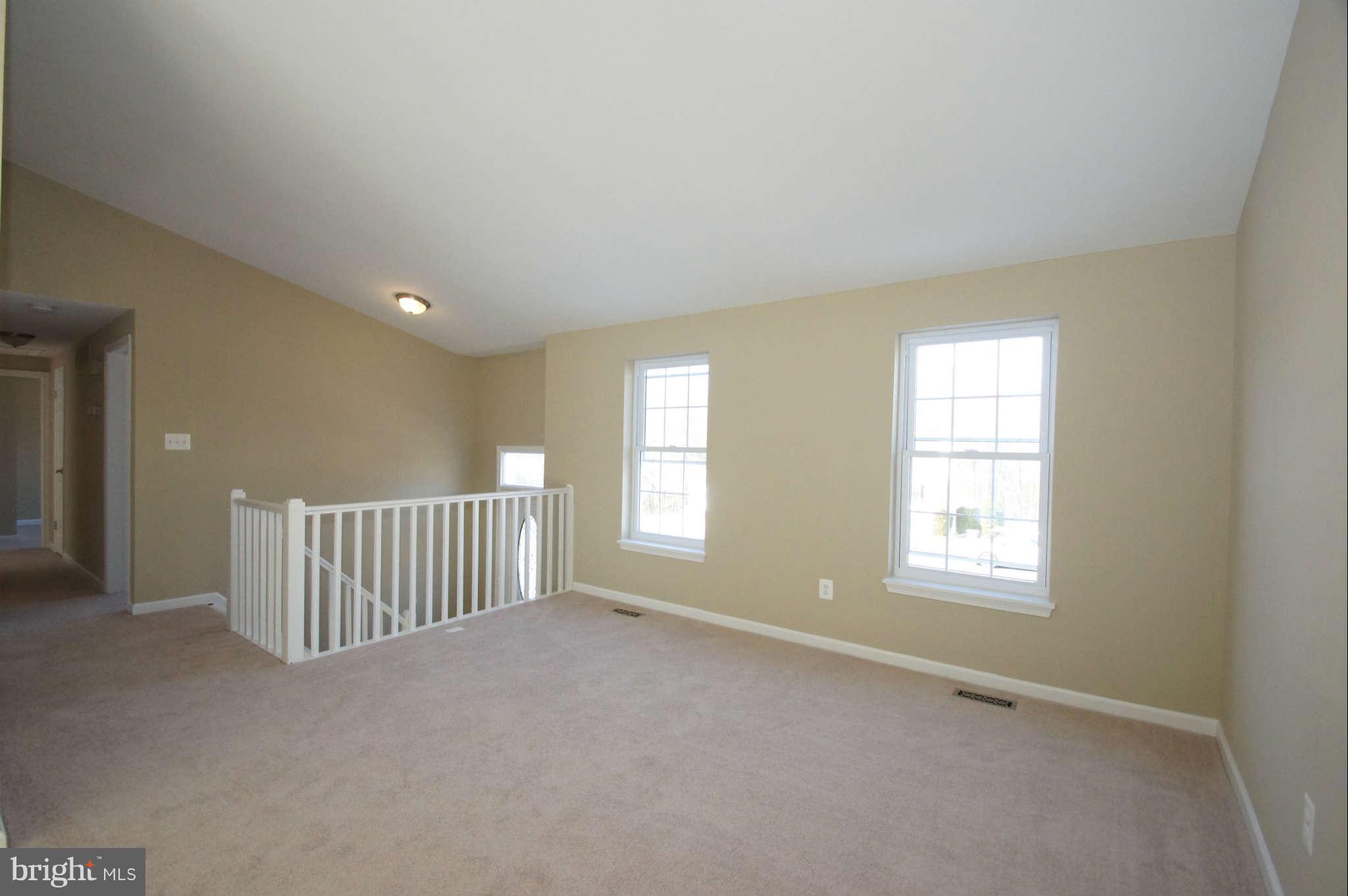 9423 Gunview Road Baltimore, MD 21236 - Photo 4 of 30 Living Room