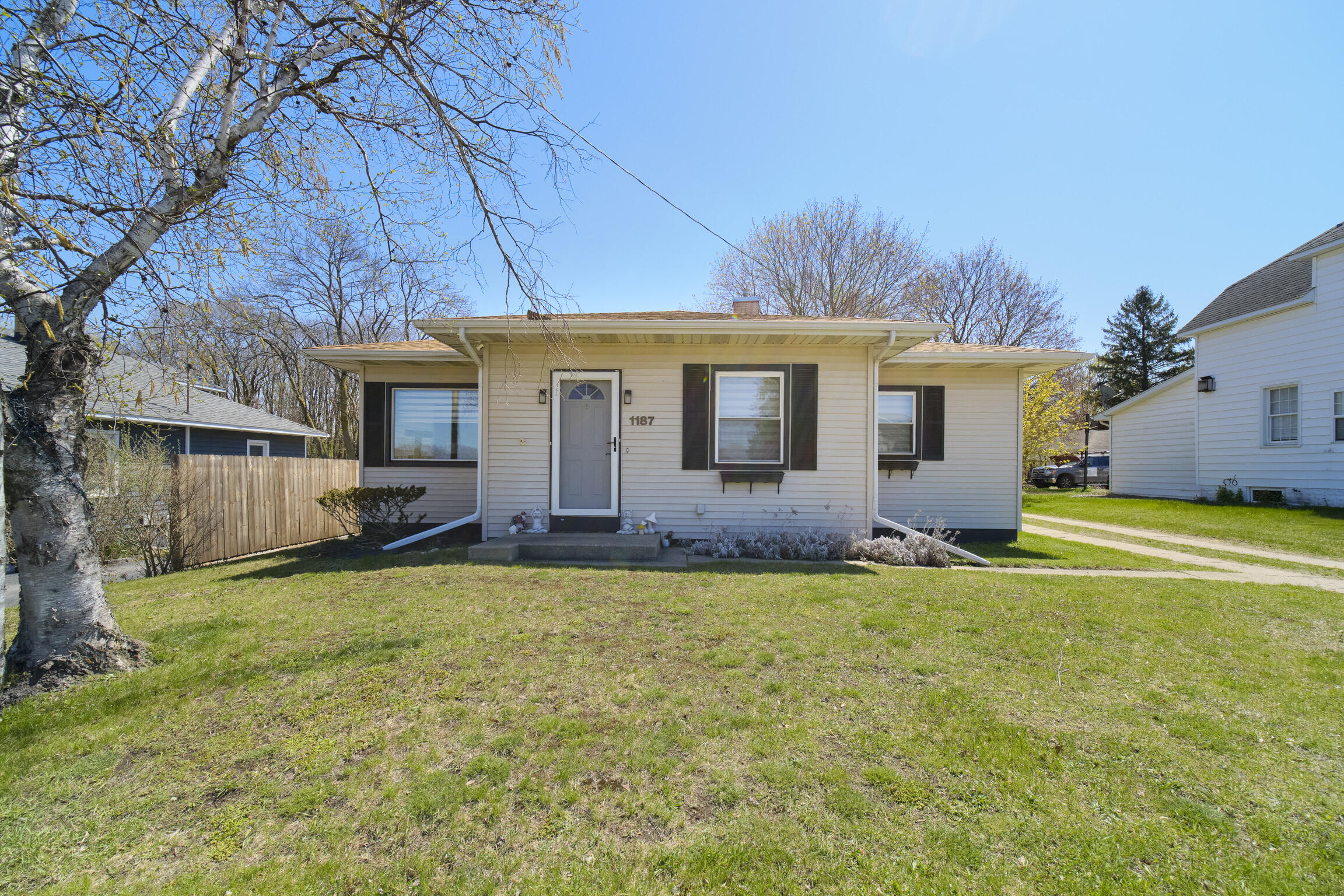 1187 Maple Road Manistee, MI 49660 - Photo 2 of 58 Front of Home