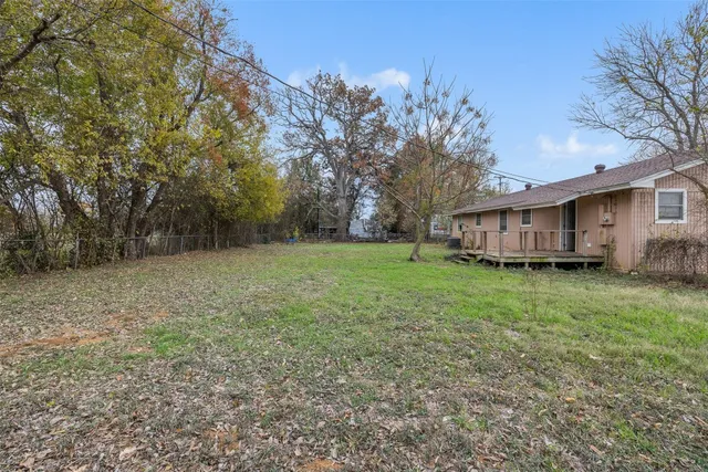 a view of a house with a back yard