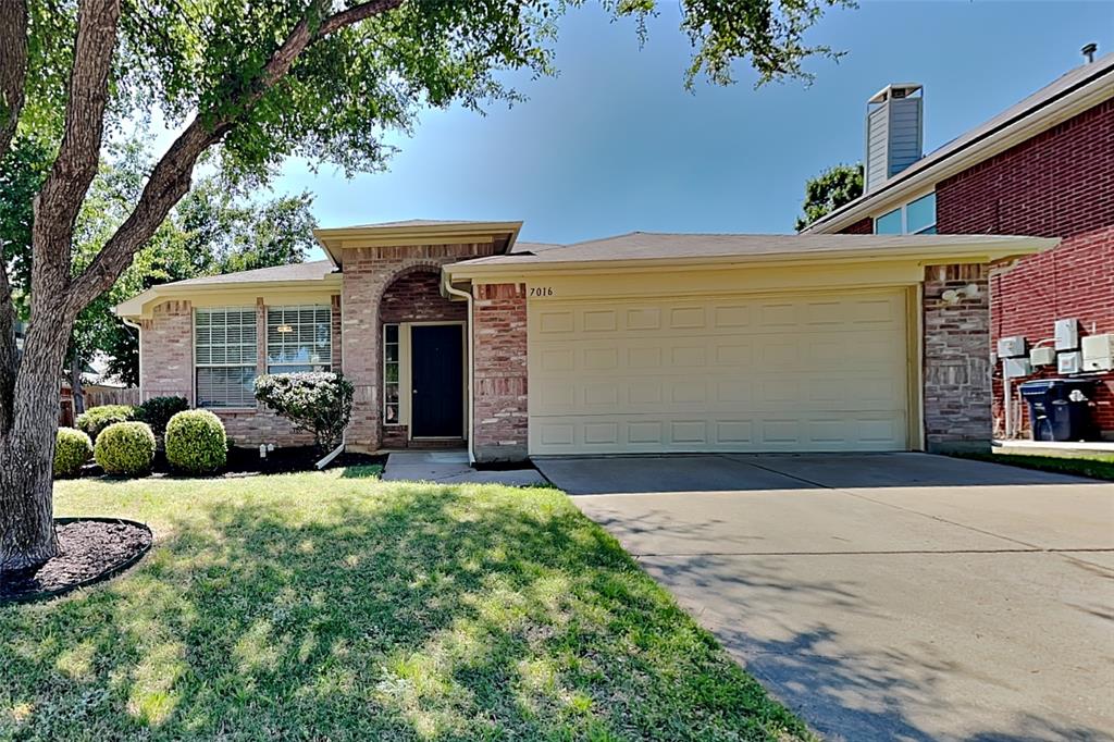 a view of a house with yard and garage
