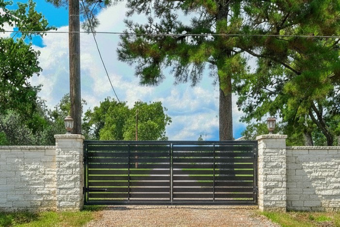 22035 Buescher Road Tomball, TX 77377 - Photo 43 of 43 a backyard of a building