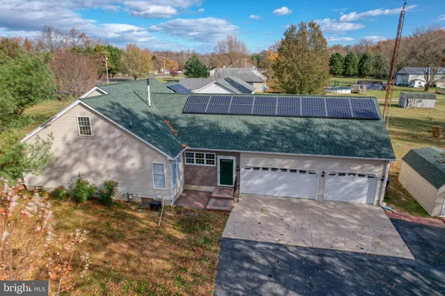 a view of a back yard
