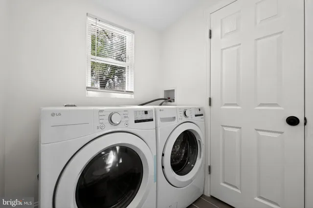 a view of entryway with washer and dryer