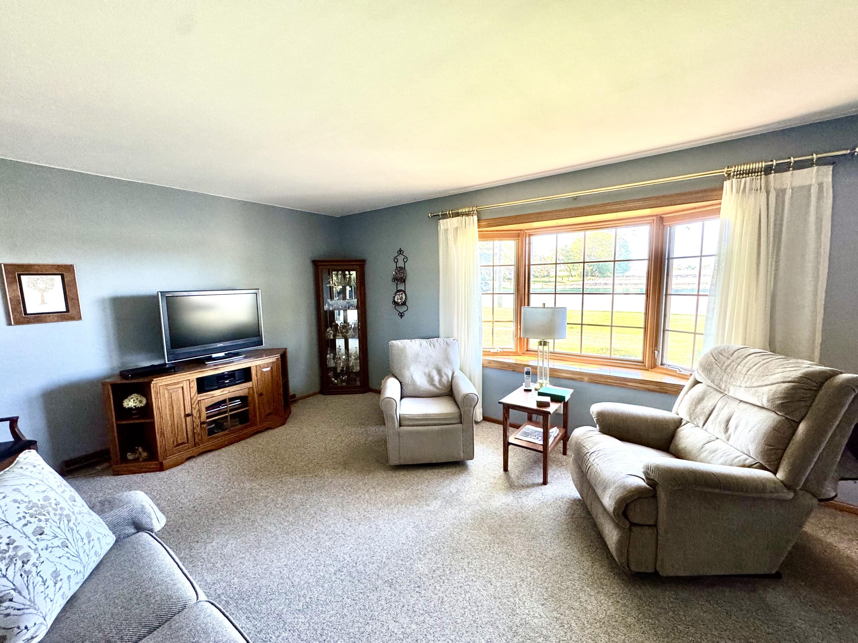 N96W19827 County Line Road Menomonee Falls, WI 53051 - Photo 2 of 25 Light filled Livingroom