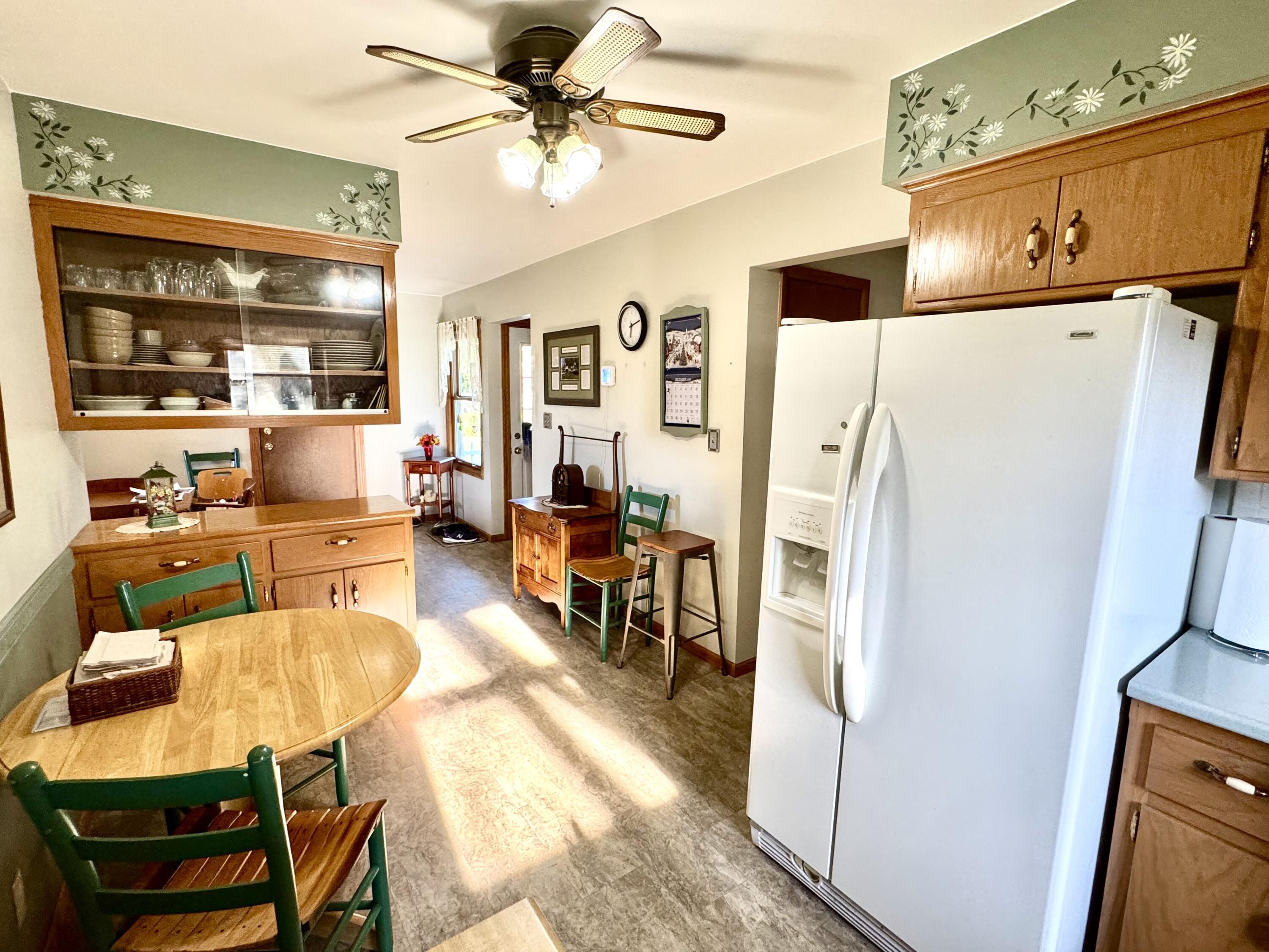 N96W19827 County Line Road Menomonee Falls, WI 53051 - Photo 6 of 25 Kitchen w/ Dining Nook
