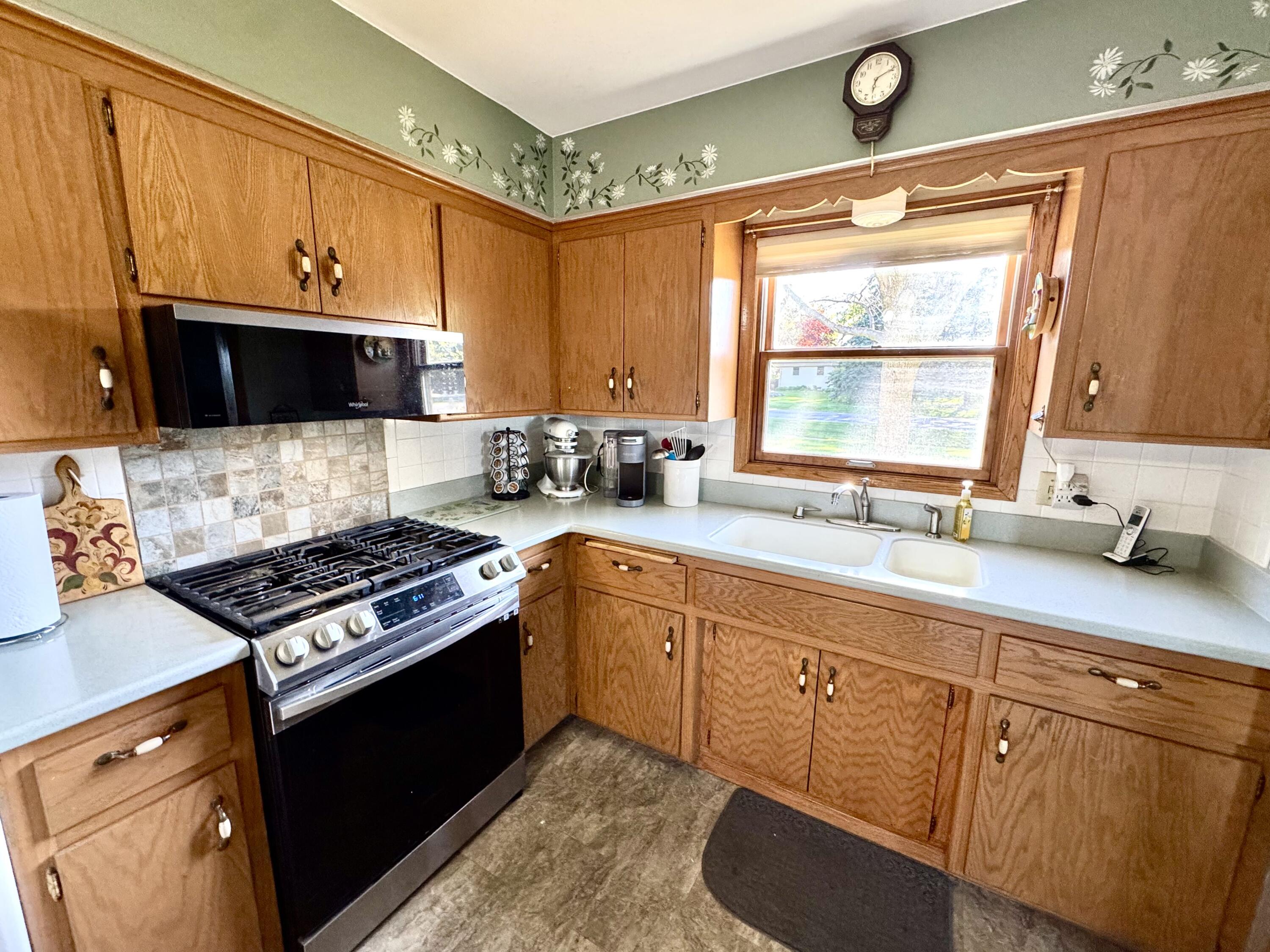 N96W19827 County Line Road Menomonee Falls, WI 53051 - Photo 7 of 25 Cheery Kitchen