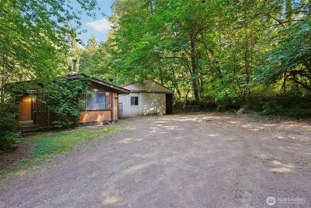 a view of a house with backyard and garden