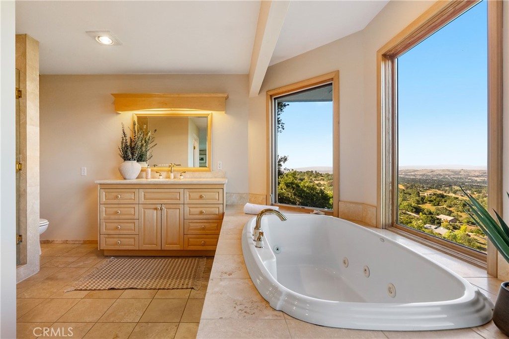 10885 San Marcos Road Atascadero, CA 93422 - Photo 25 of 63 a bathroom with a bathtub sink and mirror