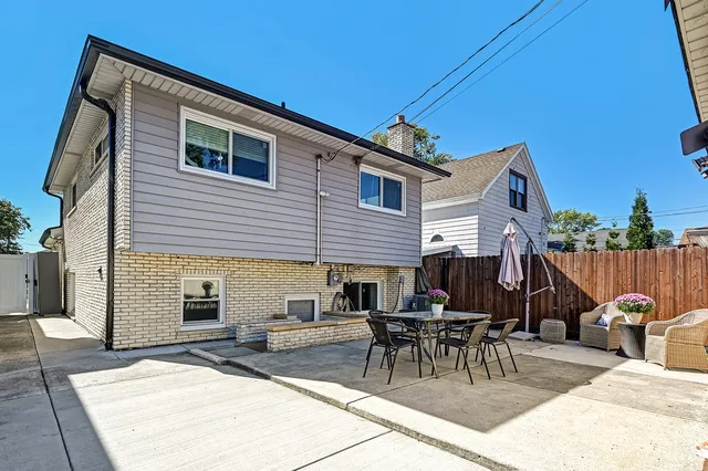 a view of a dinning table and chairs in patio