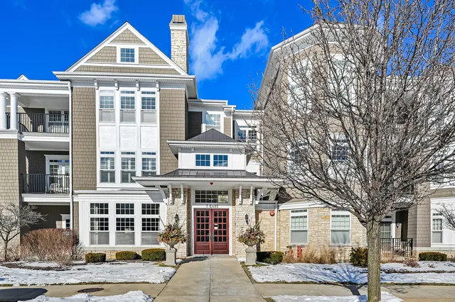 $864,900 | 7 Kennedy Lane, Unit 201, Hinsdale, IL 60521