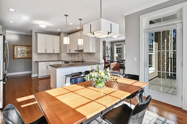 $864,900 | 7 Kennedy Lane, Unit 201, Hinsdale, IL 60521