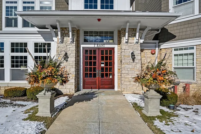 $864,900 | 7 Kennedy Lane, Unit 201, Hinsdale, IL 60521