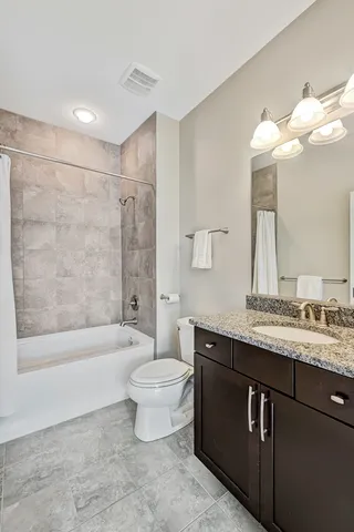 $864,900 | 7 Kennedy Lane, Unit 201, Hinsdale, IL 60521