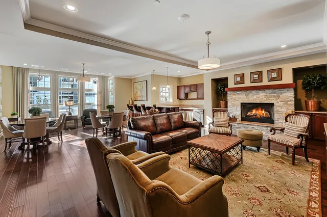 $864,900 | 7 Kennedy Lane, Unit 201, Hinsdale, IL 60521