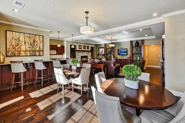 $864,900 | 7 Kennedy Lane, Unit 201, Hinsdale, IL 60521