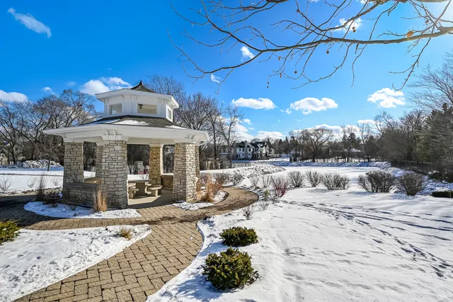 $864,900 | 7 Kennedy Lane, Unit 201, Hinsdale, IL 60521